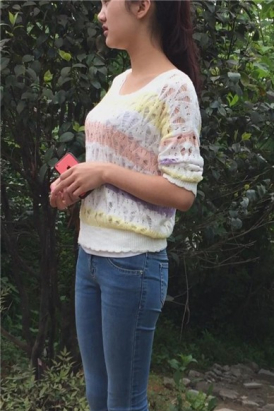 公交站偶遇紧身蓝色牛仔裤的小清新美女 [664 MB]