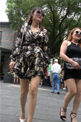 4K 花裙子街拍丝袜高跟鞋美女 [807 MB]