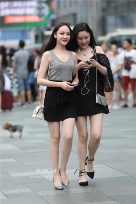 编码2266短裙美腿白嫩小姐姐