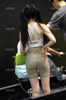 浅色紧身运动短裤