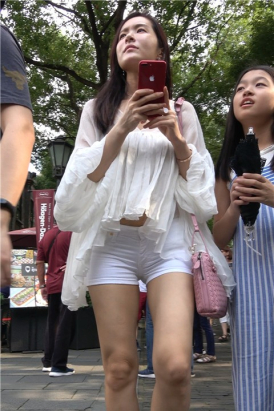 4K 超极品街拍美腿热裤白衣美女姐姐