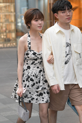 25512-4=43√黑丝平底鞋美女一枚