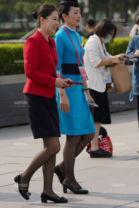 25空姐展会-步入会场一大波空姐来袭居然有斜网纹东航紧致