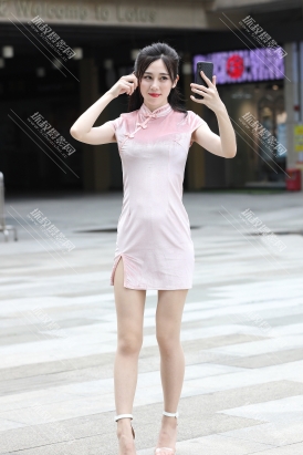 【辉辉】极品粉色旗袍肉丝美腿美眉