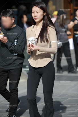 【玻璃街拍】花棚瑜伽裤小姐姐