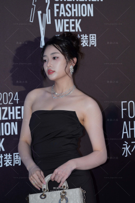 黑色抹胸裙时尚美女