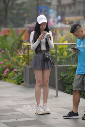 编码2289短裙美腿