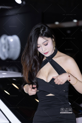 逛车展时遇到的很暴露的丰满熟女