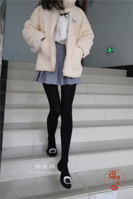 编码0111灰短裙黑丝美脚