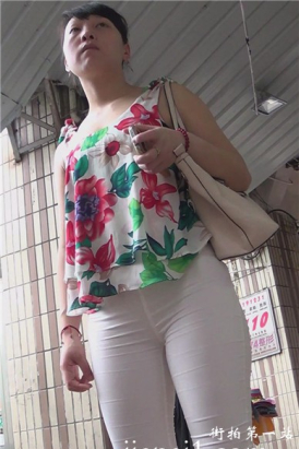 街拍肉臀白色紧身裤美少妇，花高跟更显韵味 [1.05 GB]