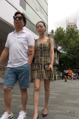 4K - 街拍黑色尖嘴高跟美女 [1.84 GB/MP4]