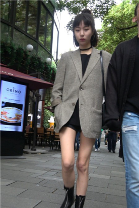 4K-街拍身材娇小白皙美腿很有气质的美女 [1.15 GB]