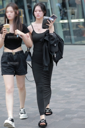 【玻璃街拍】性感黑色包臀裙美女