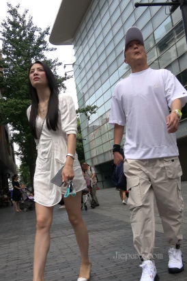 4K - 街拍白裙长腿姐姐 [683 MB/MP4]