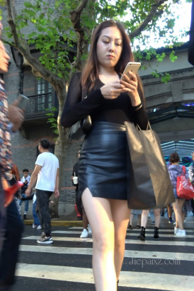 4K - 黑色系皮短裙街拍美女 [2.25 GB/MP4]
