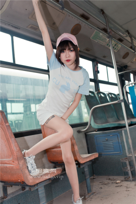 编码2282短裙肉丝美脚小姐姐