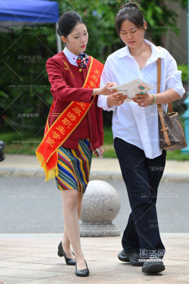 SH25-32-66√天府航空学院-她鞋里有沙子呢