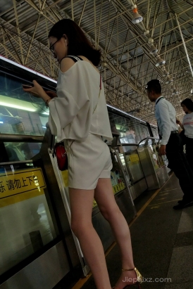 4K - 街拍白皙大长腿姑娘搭地铁 [3.12 GB/MP4]