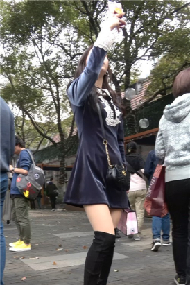 4K - 深色连衣裙街拍美腿姑娘一直在自拍 [1.75 GB/MP4]