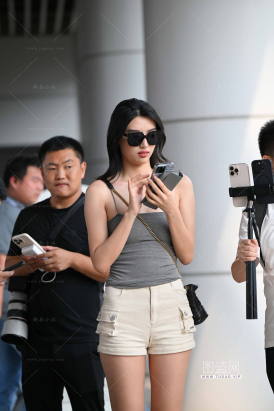 热裤人字拖美腿美眉