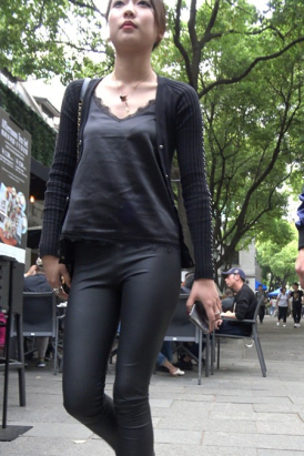 4k-黑色紧身皮裤气质马尾辫街拍美女 [1.12 GB]