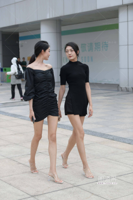 两位高挑的长腿美女