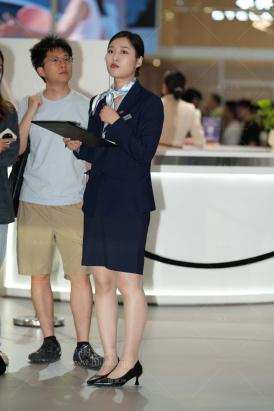 热情且忙碌的通勤装R丝销售美女