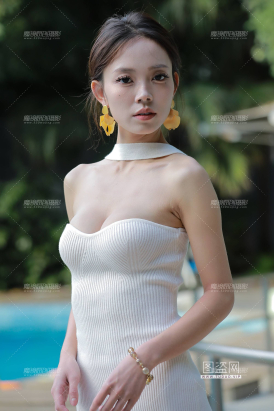 白色包臀裙美女