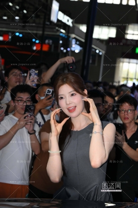 灰色裙甜美 春晓
