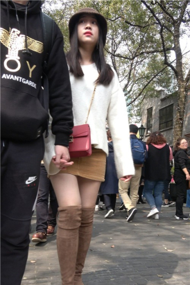 4K - 街拍丝袜美腿长靴短裙甜美妹纸 [831 MB/MP4]