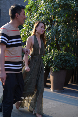 编码1335开胸长裙美背