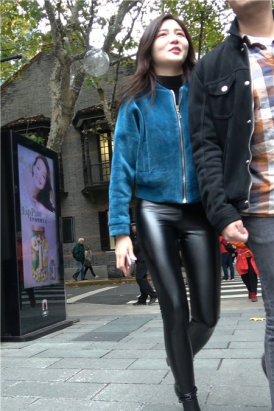 4k-超高颜值紧身皮裤街拍好身材女神美女第一集 [2.23 GB]