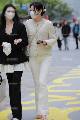 白色紧身裤美眉