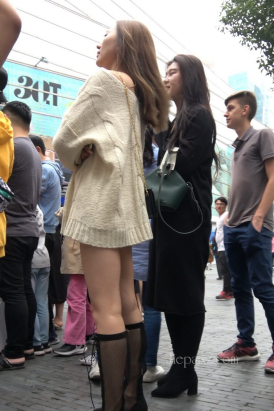 4K - 街拍针织毛衣美腿靓女 [2.89 GB/MP4]