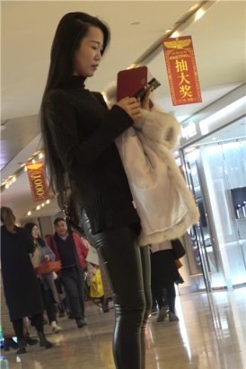 4K黑色毛衣紧身皮裤街拍美臀MM [719 MB]