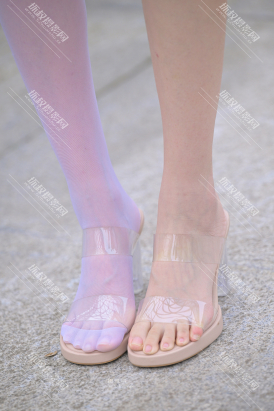 【J6298】美女袜子不见了（附赠视频）